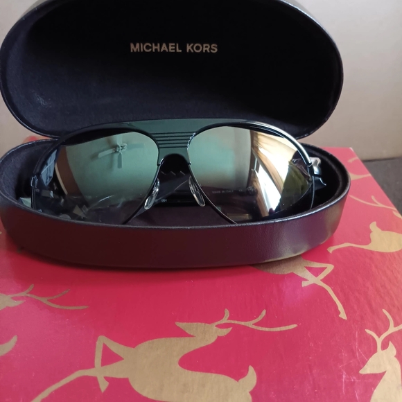 Michael Kors  Borden Pilot Sun Shades - Picture 8 of 16